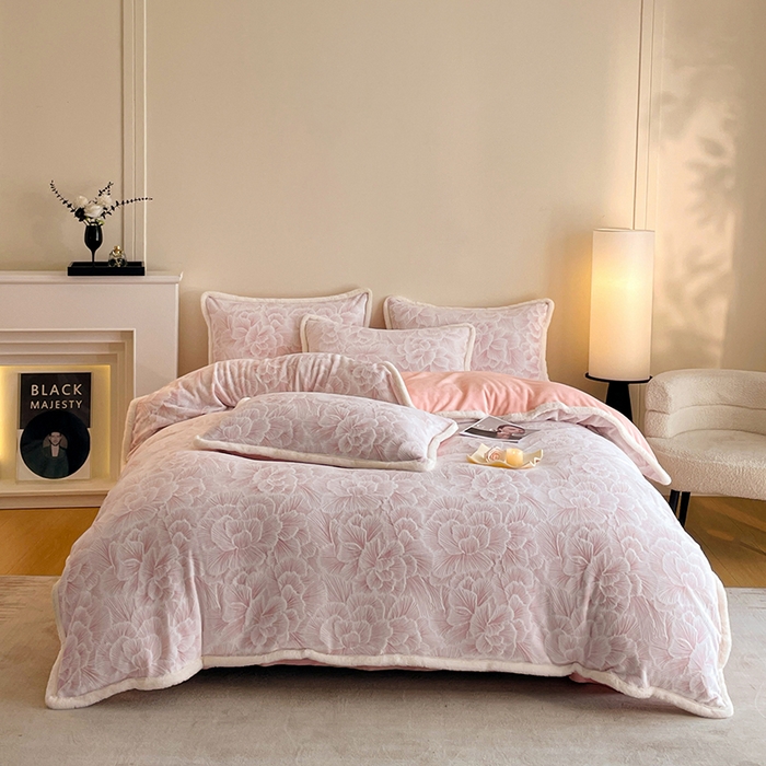 91家纺网 家纺一手货源 找家纺 吾诺家居 230克兔毛边雕花绒四件套-秋意系列 飞花