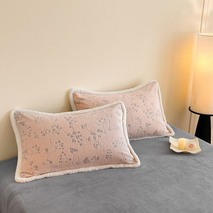 91家纺网 家纺一手货源 找家纺 吾诺家居 230克兔毛边雕花绒四件套-秋意系列 冬梅