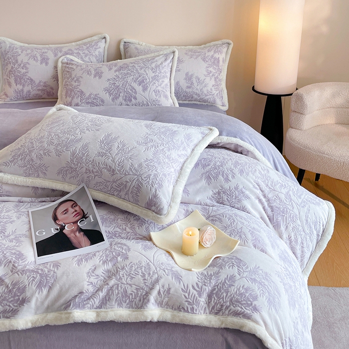 91家纺网 家纺一手货源 找家纺 吾诺家居 230克兔毛边雕花绒四件套-秋意系列 紫叶