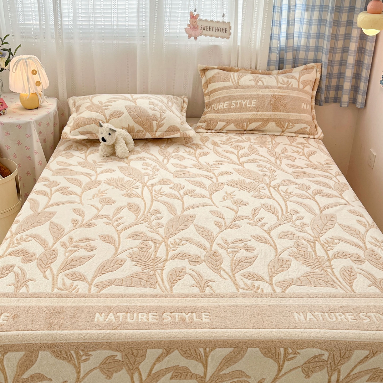 91家纺网 家纺一手货源 找家纺 川悦生活 2025新款高克重双面雪花绒印花毛毯三件套 毛毯月桂-浅咖