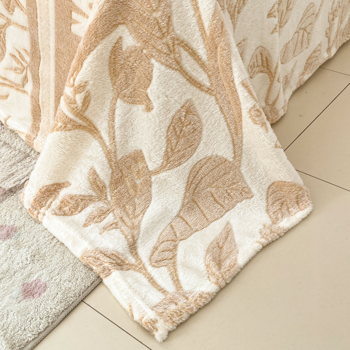 91家纺网 家纺一手货源 找家纺 川悦生活 2025新款高克重双面雪花绒印花毛毯三件套 毛毯月桂-浅咖