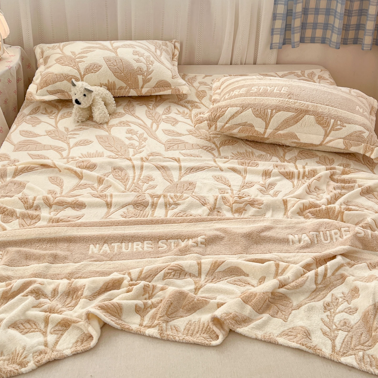 91家纺网 家纺一手货源 找家纺 川悦生活 2025新款高克重双面雪花绒印花毛毯三件套 毛毯月桂-浅咖