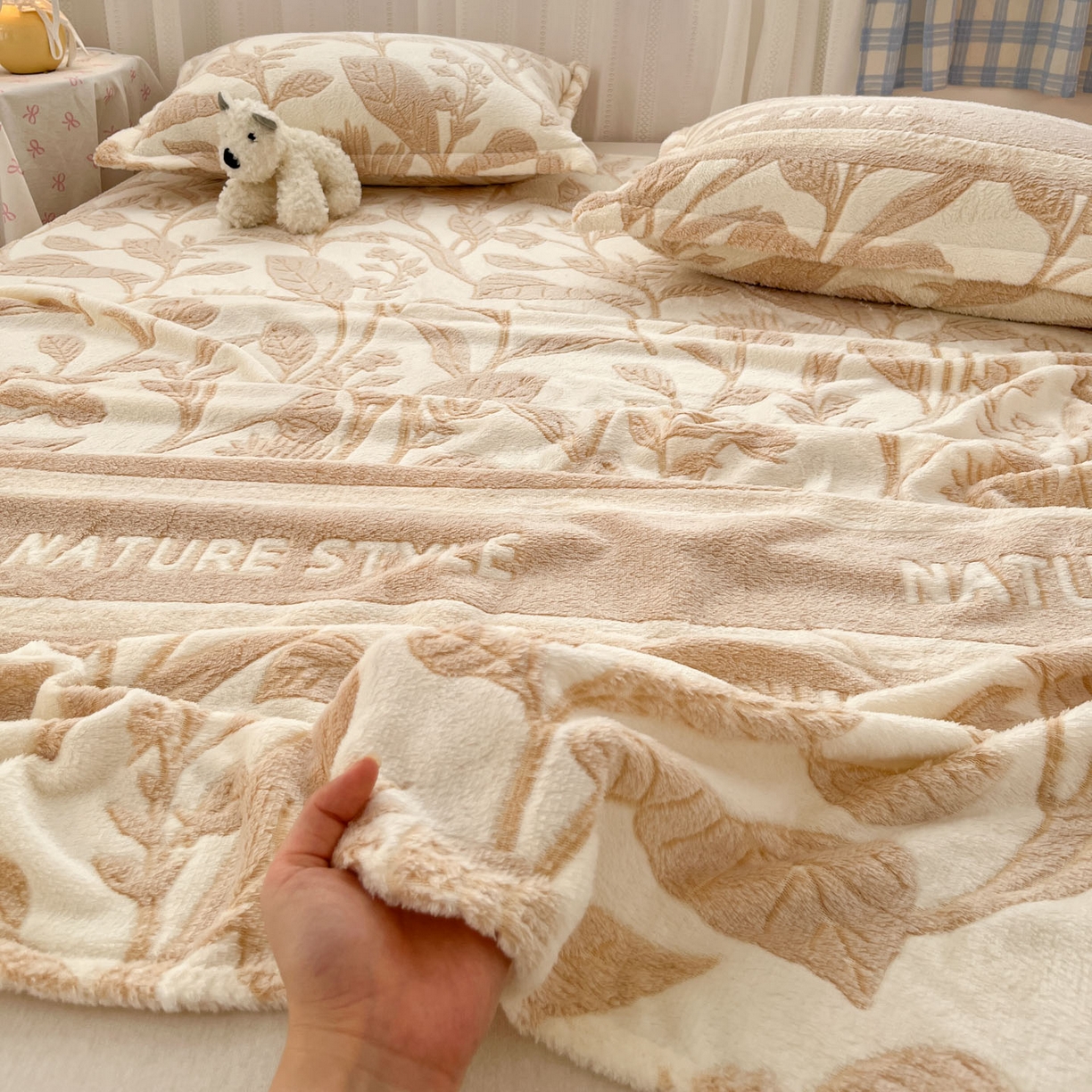 91家纺网 家纺一手货源 找家纺 川悦生活 2025新款高克重双面雪花绒印花毛毯三件套 毛毯月桂-浅咖