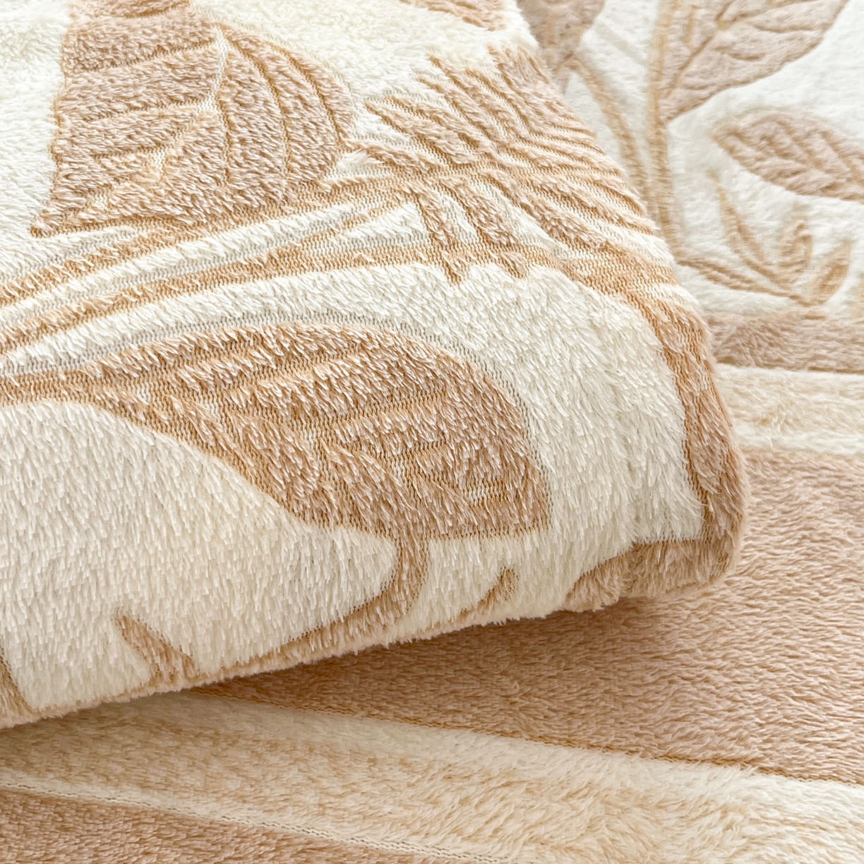 91家纺网 家纺一手货源 找家纺 川悦生活 2025新款高克重双面雪花绒印花毛毯三件套 毛毯月桂-浅咖