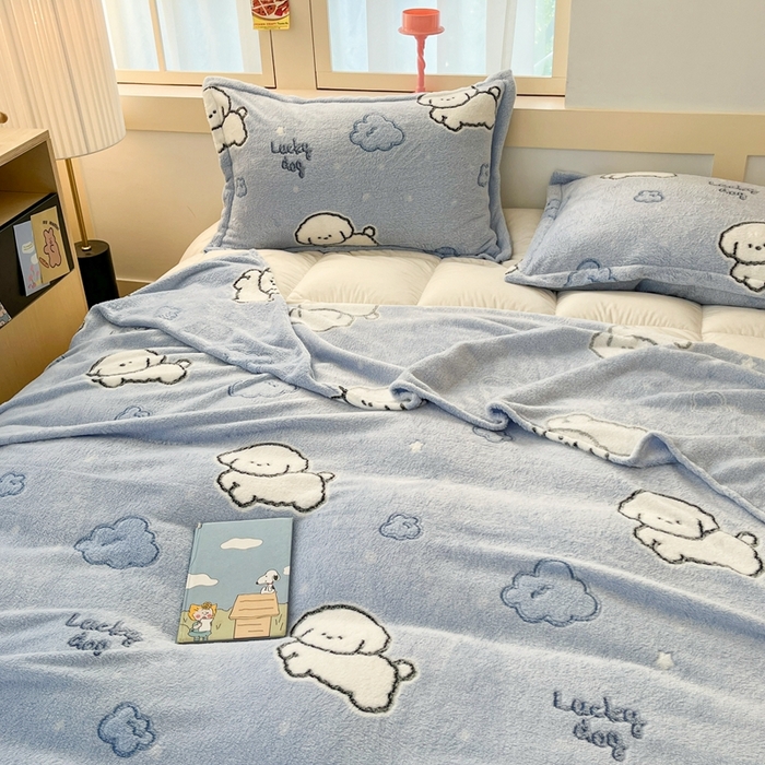 91家纺网 家纺一手货源 找家纺 川悦生活 2025新款高克重双面雪花绒印花毛毯三件套 毛毯云朵奶狗