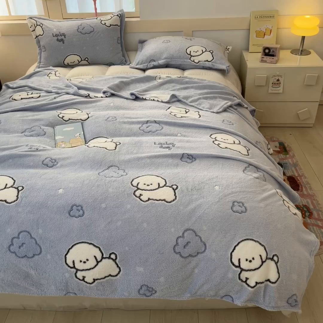 91家纺网 家纺一手货源 找家纺 川悦生活 2025新款高克重双面雪花绒印花毛毯三件套 毛毯云朵奶狗