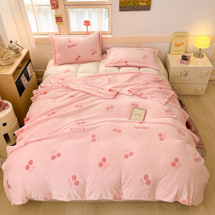 91家纺网 家纺一手货源 找家纺 川悦生活 2025新款高克重双面雪花绒印花毛毯三件套 毛毯ins樱桃