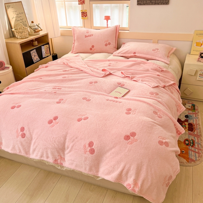 91家纺网 家纺一手货源 找家纺 川悦生活 2025新款高克重双面雪花绒印花毛毯三件套 毛毯ins樱桃