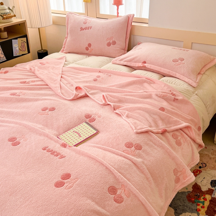 91家纺网 家纺一手货源 找家纺 川悦生活 2025新款高克重双面雪花绒印花毛毯三件套 毛毯ins樱桃