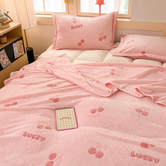 91家纺网 家纺一手货源 找家纺 川悦生活 2025新款高克重双面雪花绒印花毛毯三件套 毛毯ins樱桃