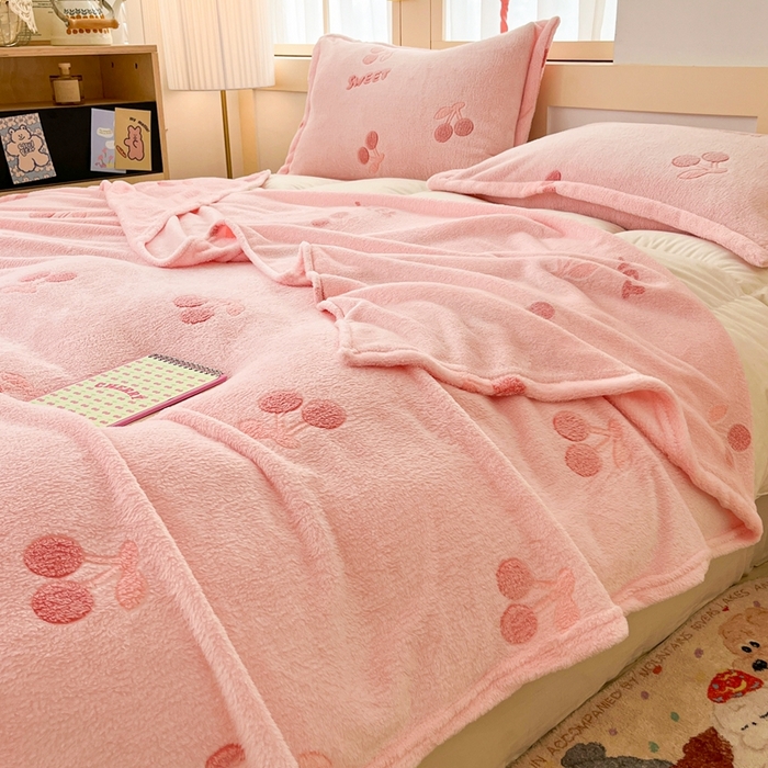 91家纺网 家纺一手货源 找家纺 川悦生活 2025新款高克重双面雪花绒印花毛毯三件套 毛毯ins樱桃