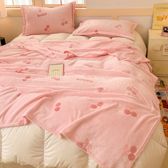 91家纺网 家纺一手货源 找家纺 川悦生活 2025新款高克重双面雪花绒印花毛毯三件套 毛毯ins樱桃