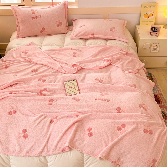 91家纺网 家纺一手货源 找家纺 川悦生活 2025新款高克重双面雪花绒印花毛毯三件套 毛毯ins樱桃