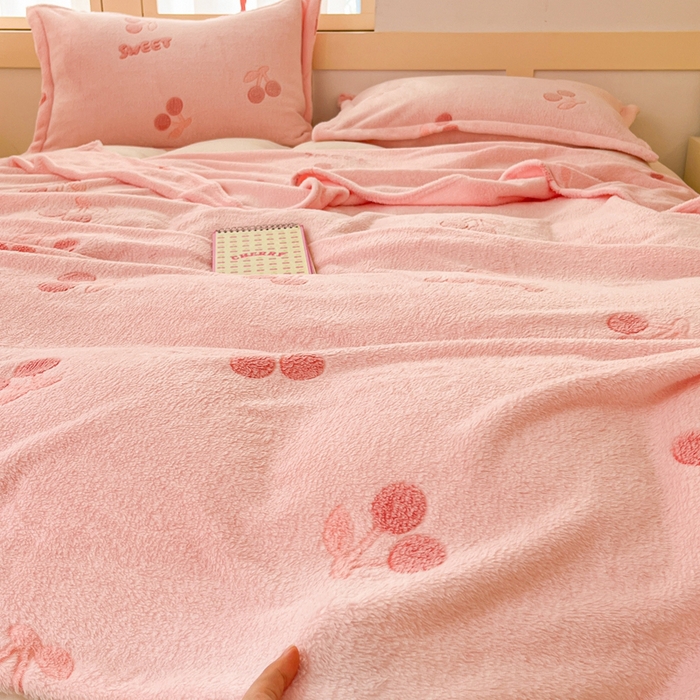 91家纺网 家纺一手货源 找家纺 川悦生活 2025新款高克重双面雪花绒印花毛毯三件套 毛毯ins樱桃