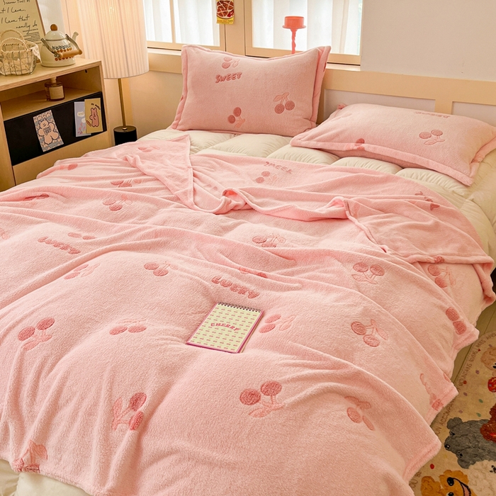 91家纺网 家纺一手货源 找家纺 川悦生活 2025新款高克重双面雪花绒印花毛毯三件套 毛毯ins樱桃