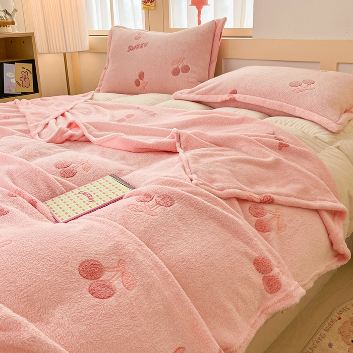 91家纺网 家纺一手货源 找家纺 川悦生活 2025新款高克重双面雪花绒印花毛毯三件套 毛毯ins樱桃