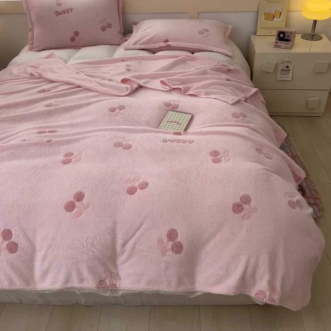 91家纺网 家纺一手货源 找家纺 川悦生活 2025新款高克重双面雪花绒印花毛毯三件套 毛毯ins樱桃