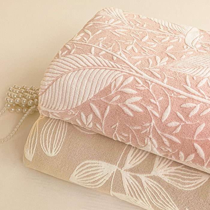 91家纺网 家纺一手货源 找家纺    名兮-2025新款秋冬加厚立体高克重浮雕绒床单款 千叶-粉