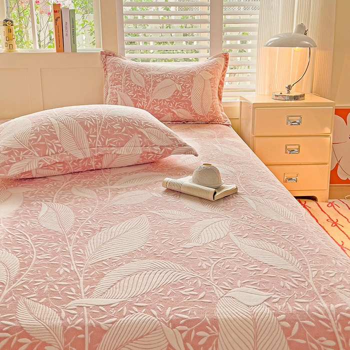 91家纺网 家纺一手货源 找家纺    名兮-2025新款秋冬加厚立体高克重浮雕绒床单款 千叶-粉