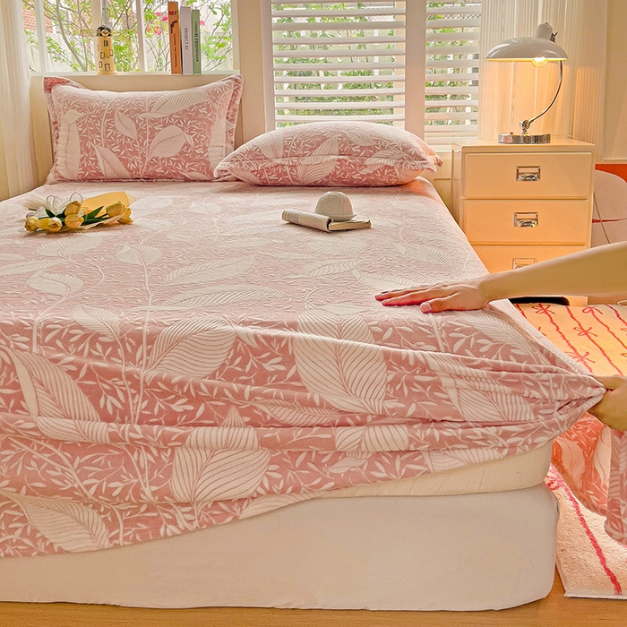 91家纺网 家纺一手货源 找家纺    名兮-2025新款秋冬加厚立体高克重浮雕绒床单款 千叶-粉