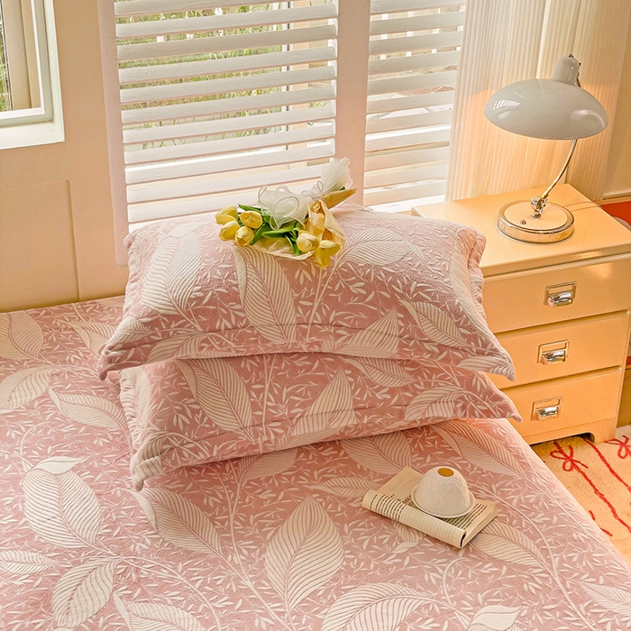 91家纺网 家纺一手货源 找家纺    名兮-2025新款秋冬加厚立体高克重浮雕绒床单款 千叶-粉