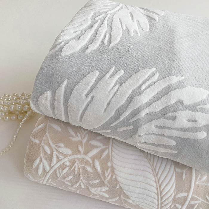 91家纺网 家纺一手货源 找家纺    名兮-2025新款秋冬加厚立体高克重浮雕绒床单款 羽毛-灰