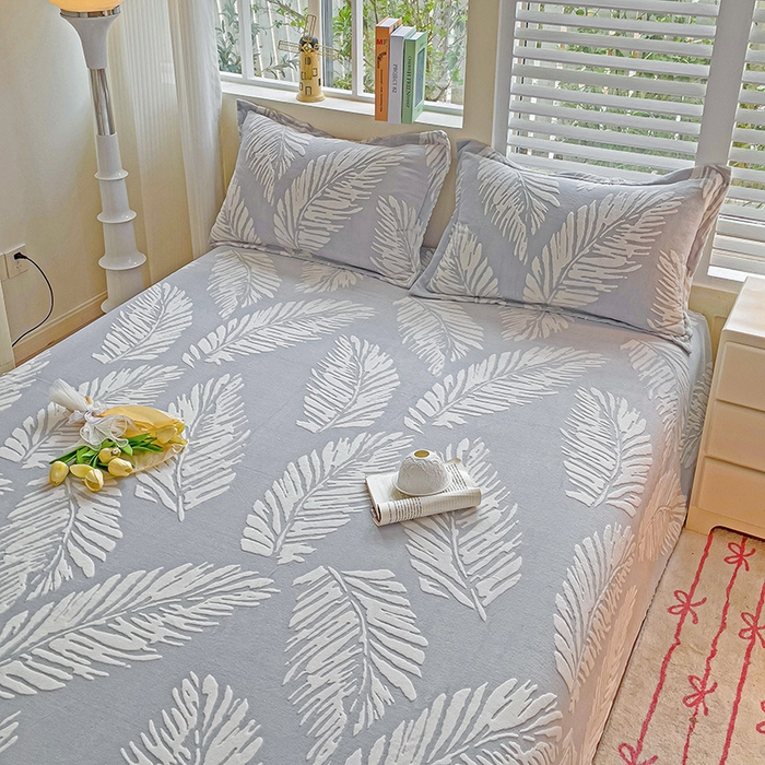 91家纺网 家纺一手货源 找家纺    名兮-2025新款秋冬加厚立体高克重浮雕绒床单款 羽毛-灰