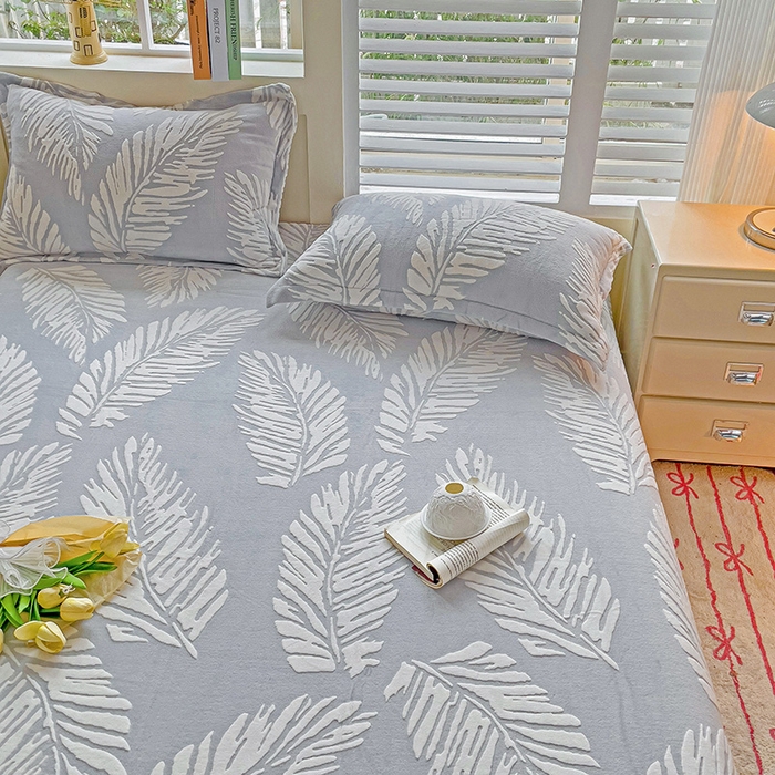 91家纺网 家纺一手货源 找家纺    名兮-2025新款秋冬加厚立体高克重浮雕绒床单款 羽毛-灰