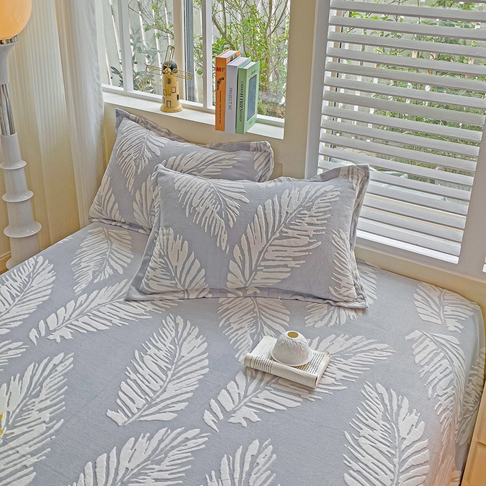 91家纺网 家纺一手货源 找家纺    名兮-2025新款秋冬加厚立体高克重浮雕绒床单款 羽毛-灰