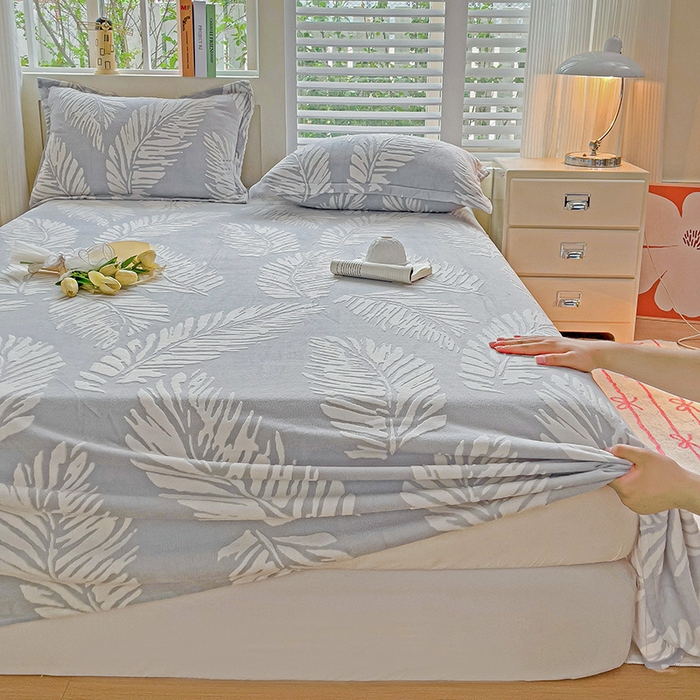 91家纺网 家纺一手货源 找家纺    名兮-2025新款秋冬加厚立体高克重浮雕绒床单款 羽毛-灰