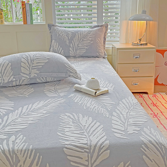 91家纺网 家纺一手货源 找家纺    名兮-2025新款秋冬加厚立体高克重浮雕绒床单款 羽毛-灰