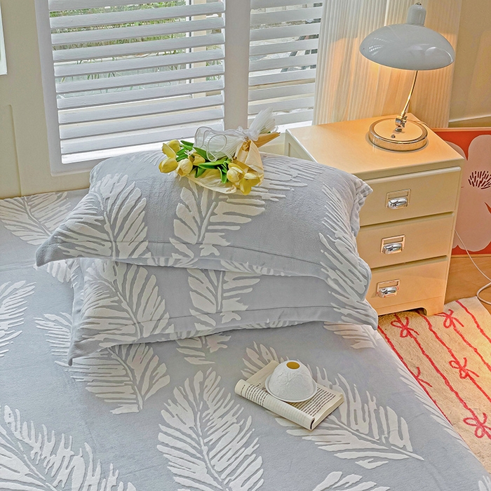 91家纺网 家纺一手货源 找家纺    名兮-2025新款秋冬加厚立体高克重浮雕绒床单款 羽毛-灰