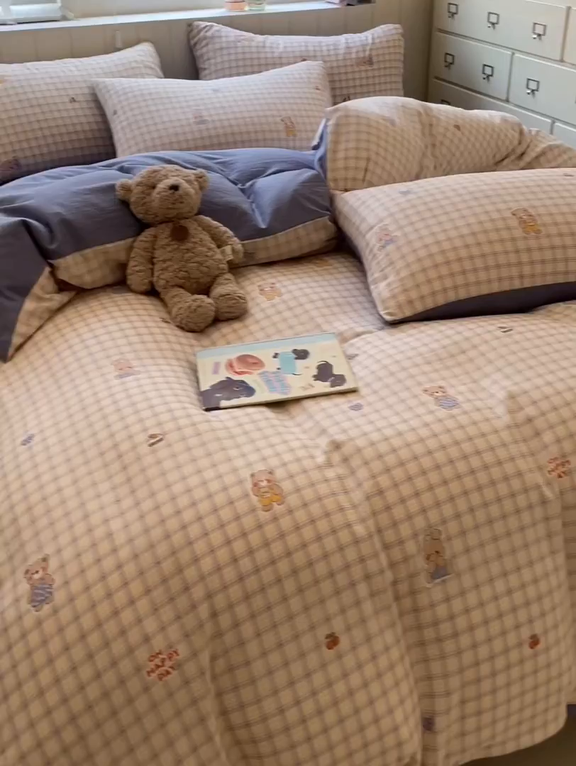 91家纺网 家纺一手货源 找家纺 如约 2025秋冬新款A类亲肤棉印花套件 方格熊