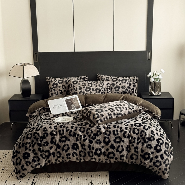 91家纺网 家纺一手货源 找家纺 九花鹿 2025新款A类高克重兔毛绒保暖印花四件套美拉德-豹纹(钛灰)