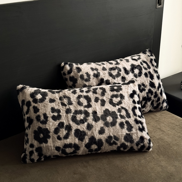 91家纺网 家纺一手货源 找家纺 九花鹿 2025新款A类高克重兔毛绒保暖印花四件套美拉德-豹纹(钛灰)