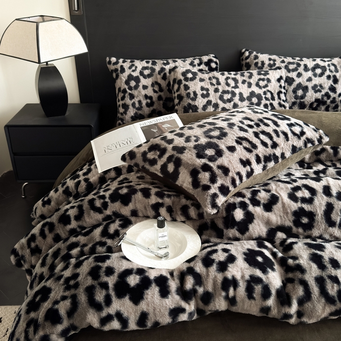 91家纺网 家纺一手货源 找家纺 九花鹿 2025新款A类高克重兔毛绒保暖印花四件套美拉德-豹纹(钛灰)