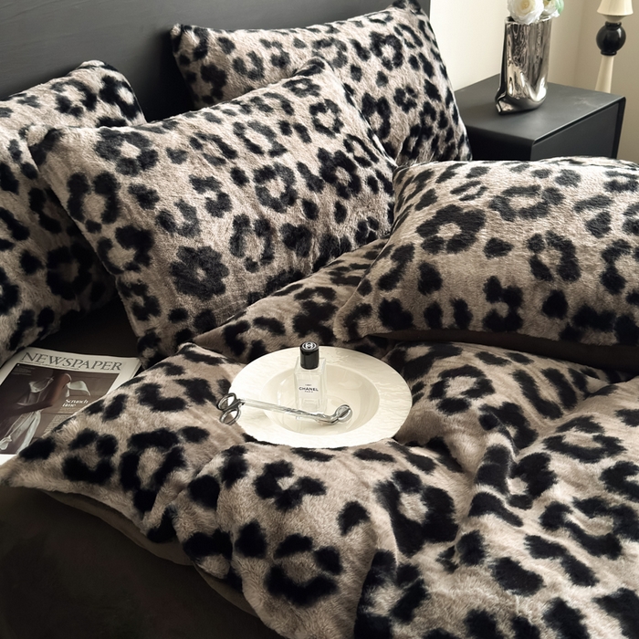 91家纺网 家纺一手货源 找家纺 九花鹿 2025新款A类高克重兔毛绒保暖印花四件套美拉德-豹纹(钛灰)