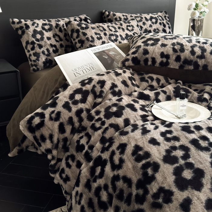 91家纺网 家纺一手货源 找家纺 九花鹿 2025新款A类高克重兔毛绒保暖印花四件套美拉德-豹纹(钛灰)