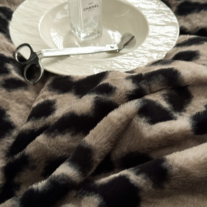 91家纺网 家纺一手货源 找家纺 九花鹿 2025新款A类高克重兔毛绒保暖印花四件套美拉德-豹纹(钛灰)