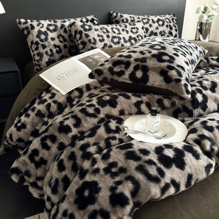 91家纺网 家纺一手货源 找家纺 九花鹿 2025新款A类高克重兔毛绒保暖印花四件套美拉德-豹纹(钛灰)