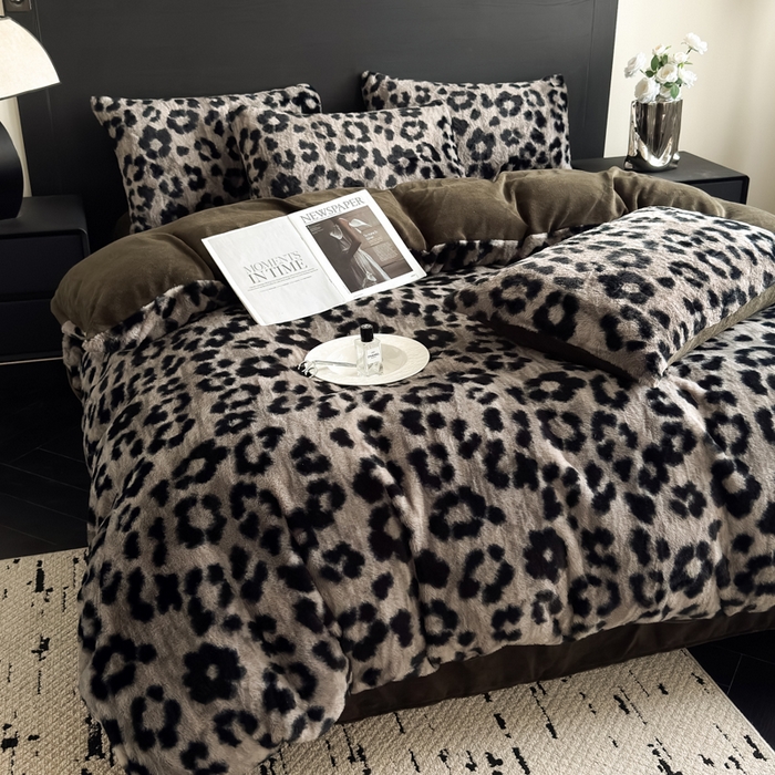 91家纺网 家纺一手货源 找家纺 九花鹿 2025新款A类高克重兔毛绒保暖印花四件套美拉德-豹纹(钛灰)