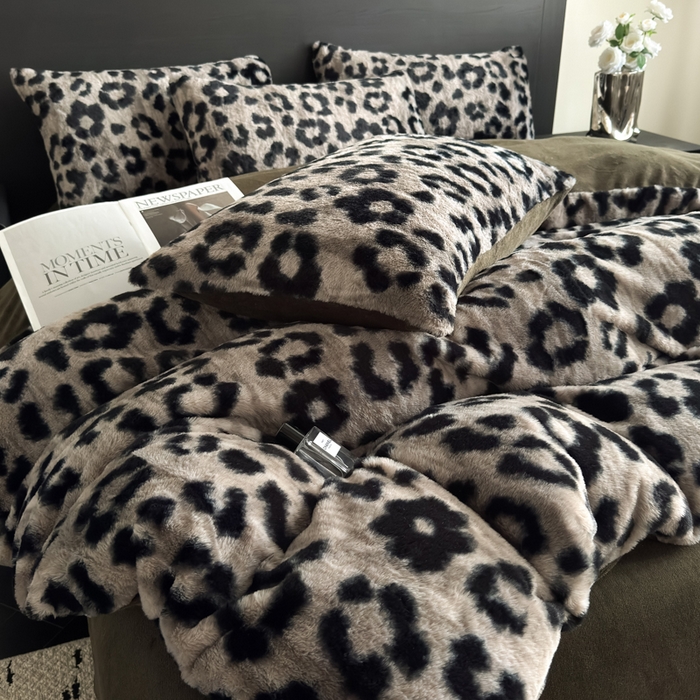 91家纺网 家纺一手货源 找家纺 九花鹿 2025新款A类高克重兔毛绒保暖印花四件套美拉德-豹纹(钛灰)