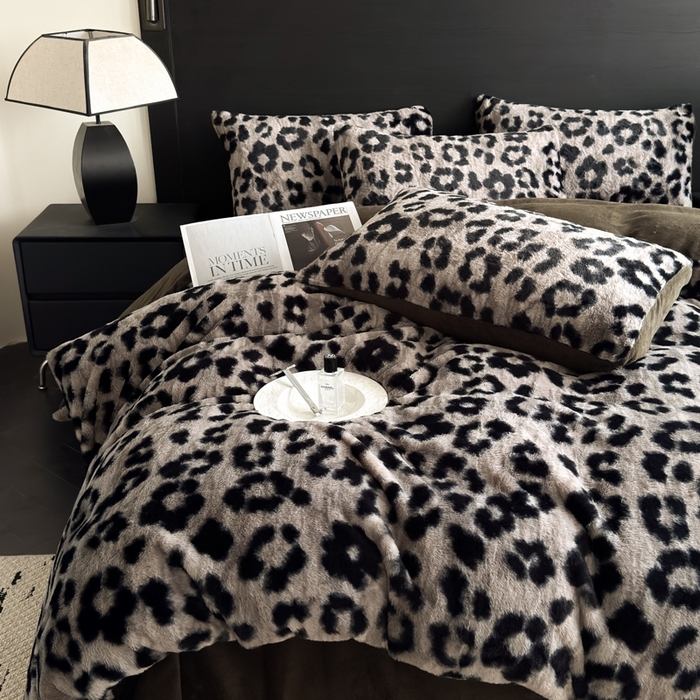 91家纺网 家纺一手货源 找家纺 九花鹿 2025新款A类高克重兔毛绒保暖印花四件套美拉德-豹纹(钛灰)