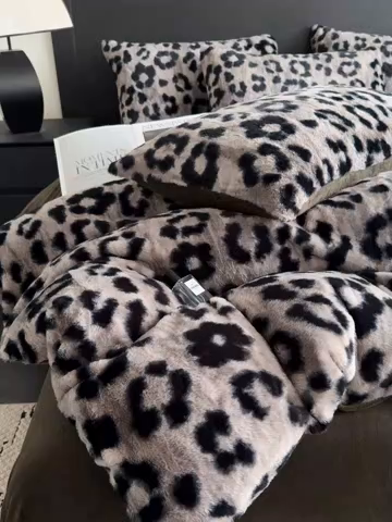 91家纺网 家纺一手货源 找家纺 九花鹿 2025新款A类高克重兔毛绒保暖印花四件套美拉德-豹纹(钛灰)