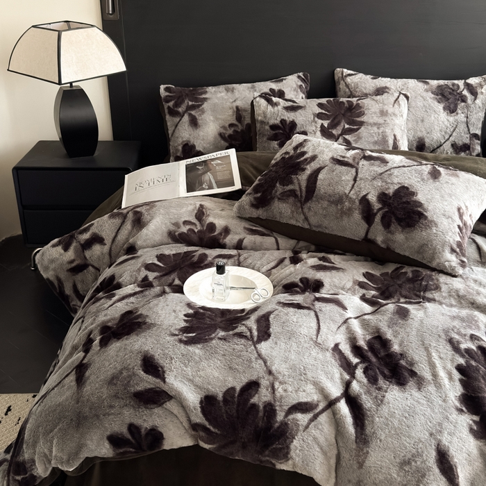 91家纺网 家纺一手货源 找家纺 九花鹿 2025新款A类高克重兔毛绒保暖印花四件套美拉德-春日序曲