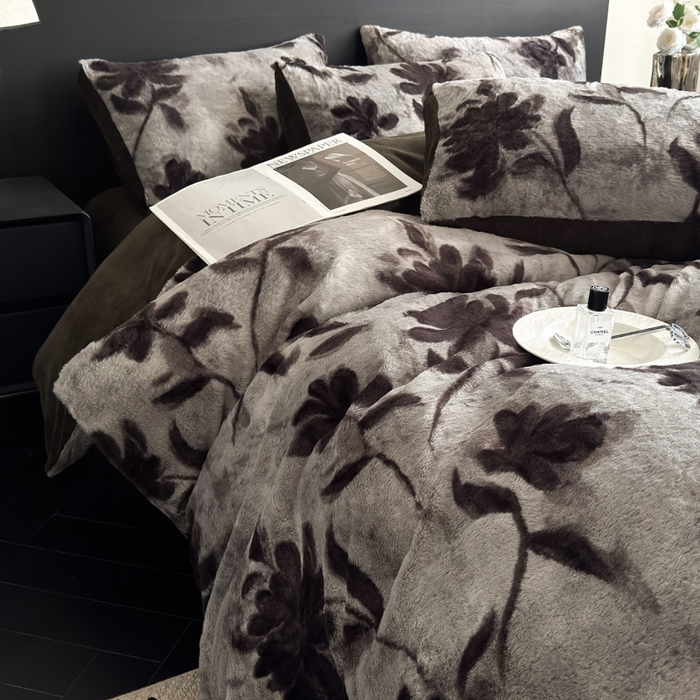 91家纺网 家纺一手货源 找家纺 九花鹿 2025新款A类高克重兔毛绒保暖印花四件套美拉德-春日序曲