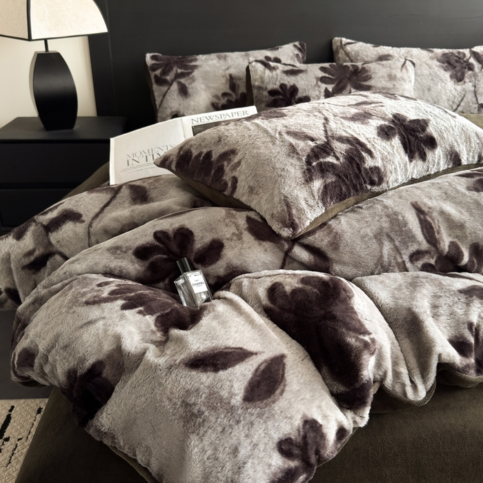 91家纺网 家纺一手货源 找家纺 九花鹿 2025新款A类高克重兔毛绒保暖印花四件套美拉德-春日序曲