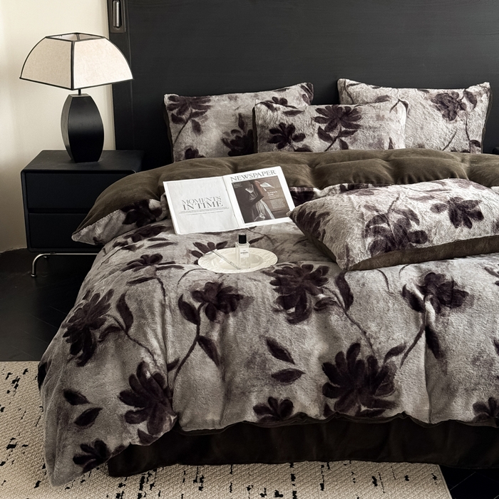 91家纺网 家纺一手货源 找家纺 九花鹿 2025新款A类高克重兔毛绒保暖印花四件套美拉德-春日序曲