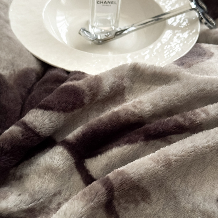 91家纺网 家纺一手货源 找家纺 九花鹿 2025新款A类高克重兔毛绒保暖印花四件套美拉德-春日序曲