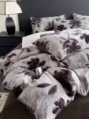 91家纺网 家纺一手货源 找家纺 九花鹿 2025新款A类高克重兔毛绒保暖印花四件套美拉德-春日序曲